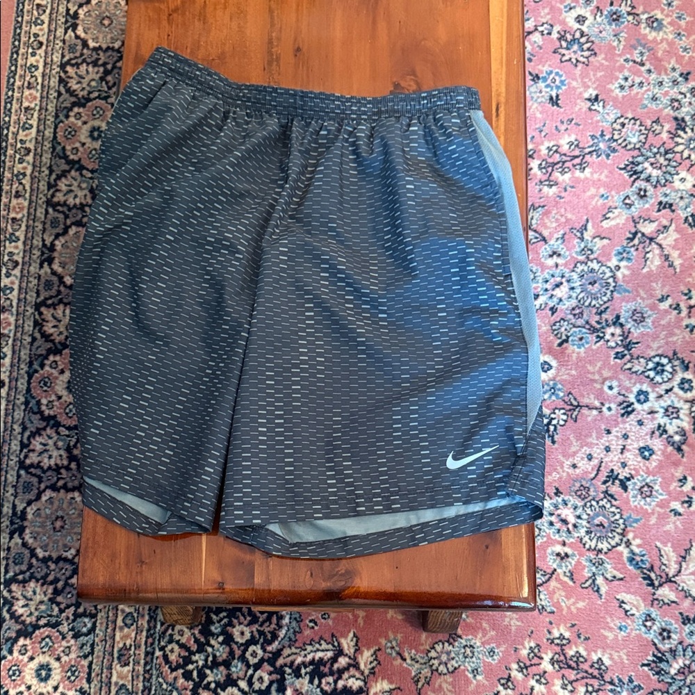 Nike dri fit Men’s Grey / black Athletic Shorts RARE COLOR